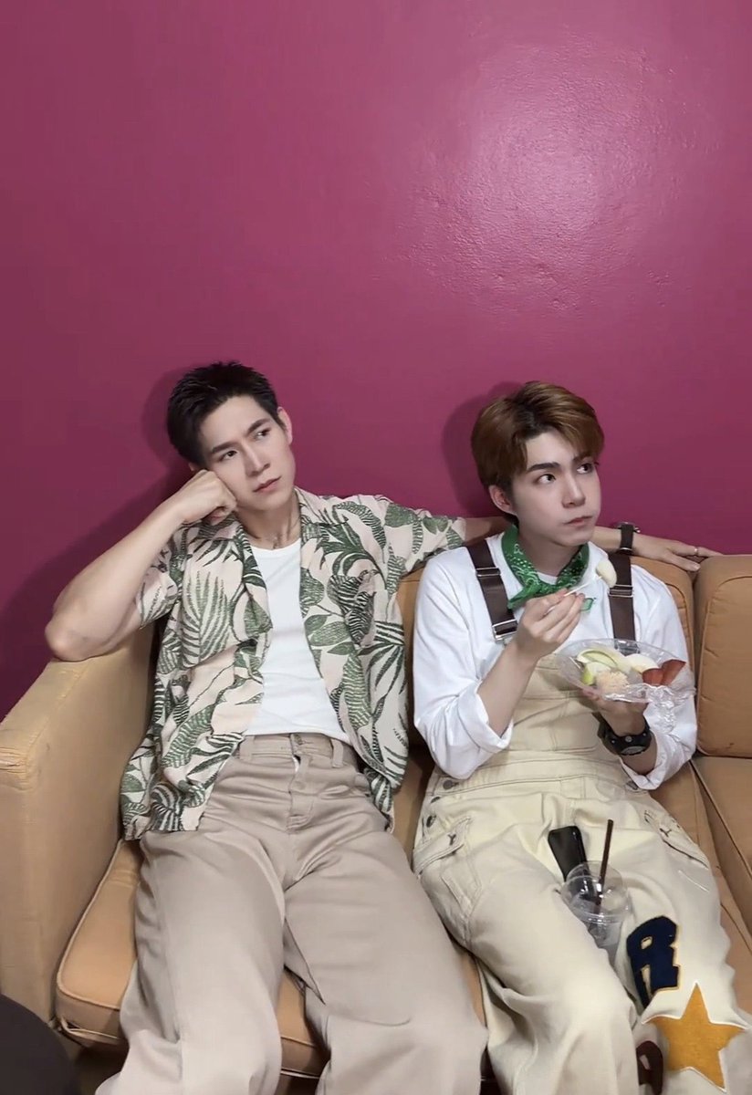 PattieRoad's tweet photo. ลูกผมคือ  มือถือกล่องผลไม้ ขาหนีบแก้วน้ำไว้  ของหนูห้ามแย่ง  เอ็นดูมาก 🤣🧡🥕🤏🏼 

#jj_rcp @jj_rcp https://t.co/sIBl6wgHoy