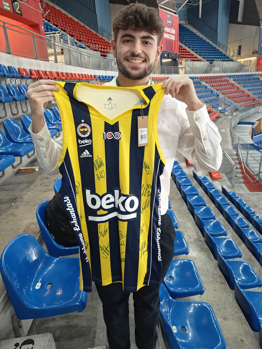 DRamosEscalero's tweet photo. El otro día ya pude recibir el premio tras ganar el #25euroligasdevacaciones del mes de julio

Muchas gracias a @Meloncesto y a @Sergio_Vegas 
Ya me he llevado dos grandes regalos, esta pedazo de camiseta firmada por los jugadores del Fenerbache y haber leído 25 Euroligas 🙌 https://t.co/T9DBImo75A