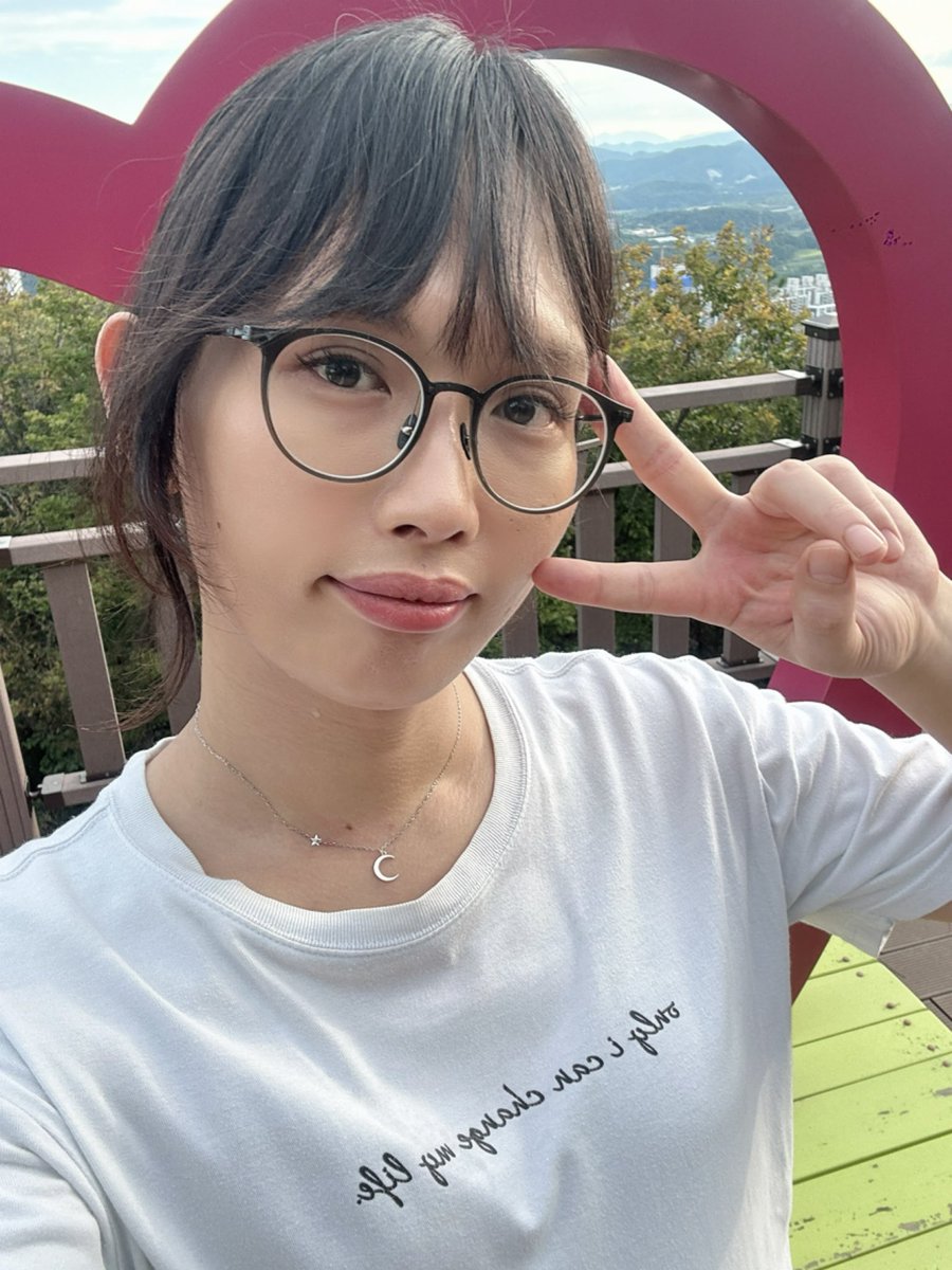 mtf_soeuni's tweet photo. 부모님이랑 418일만에 다시만났다☺️
가끔 생각나면 보고싶어서 울기도 했었는데
막상 마주하니 몇일 여행갔다와서 만난기분이랄까
마음은 여전하시지만 전이랑은 다른느낌
포기하고 싶지않지만 같이 행복하고 싶기도하다
함께 다니던 장소에서 다시📸
2026.09.26 // 2025.06.17
#mtf #tg https://t.co/LnFHwOhqPR