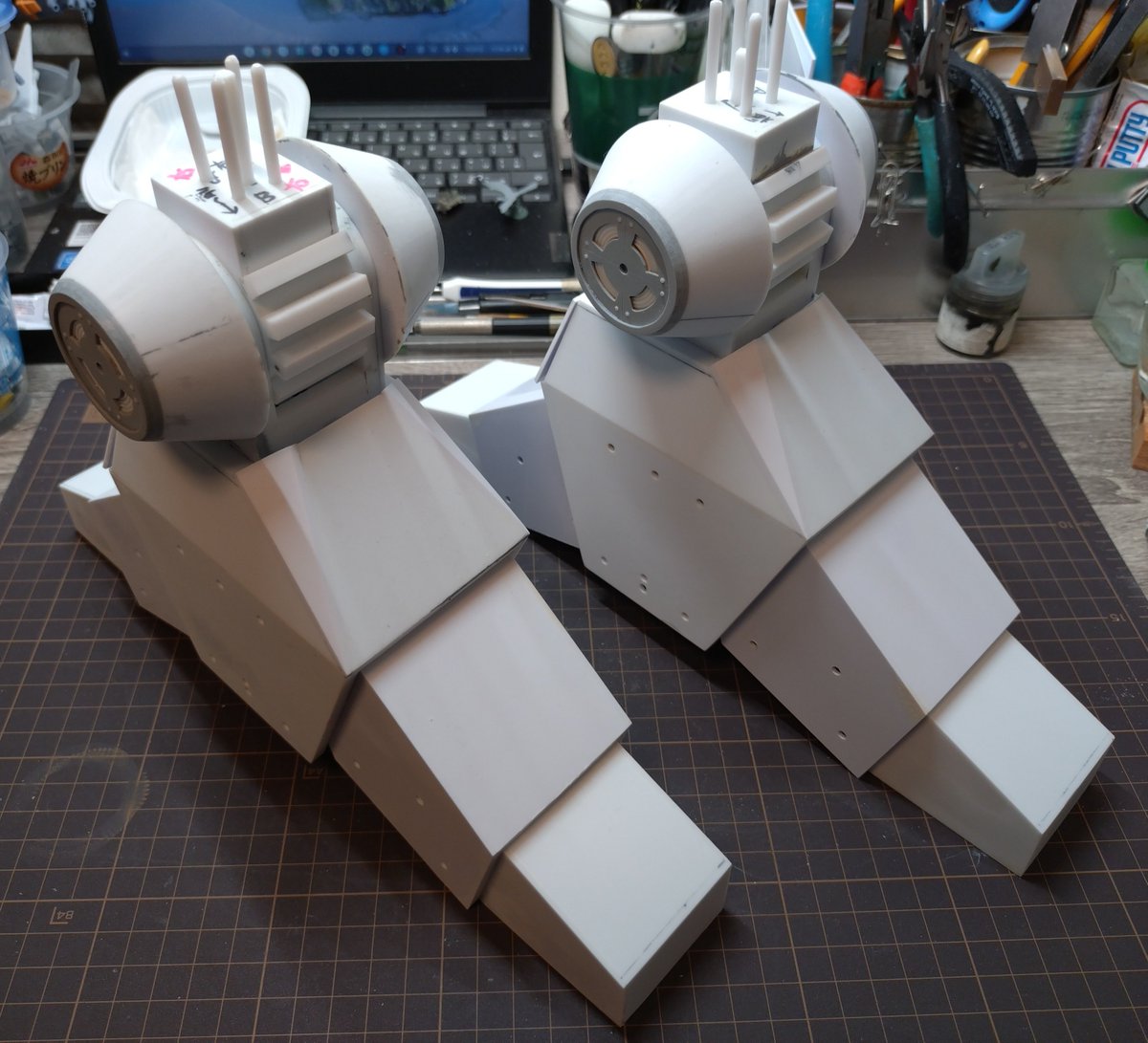 type205m's tweet photo. 大きいダッガータイプの続きです。脚先のプラ板工作をしていました。前面のプラ板工作は終わりつつあります。記念撮影もしてみました。下から撮ると、巨大感が出ますね。バザー編、またまた間に合いませんが、記念アップです。
＃ダッガータイプ
#ザブングル
#オラザブ7バザー編 https://t.co/TIophyjIB5