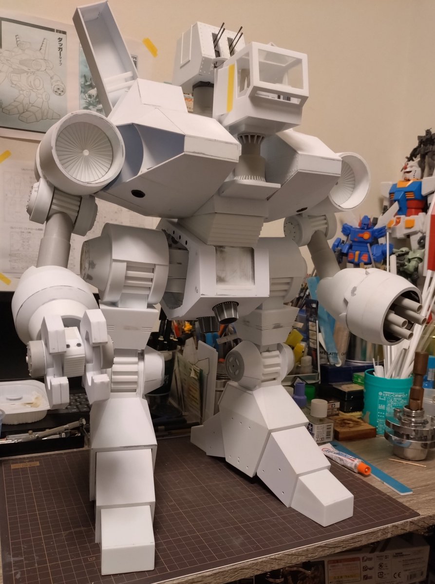 type205m's tweet photo. 大きいダッガータイプの続きです。脚先のプラ板工作をしていました。前面のプラ板工作は終わりつつあります。記念撮影もしてみました。下から撮ると、巨大感が出ますね。バザー編、またまた間に合いませんが、記念アップです。
＃ダッガータイプ
#ザブングル
#オラザブ7バザー編 https://t.co/TIophyjIB5