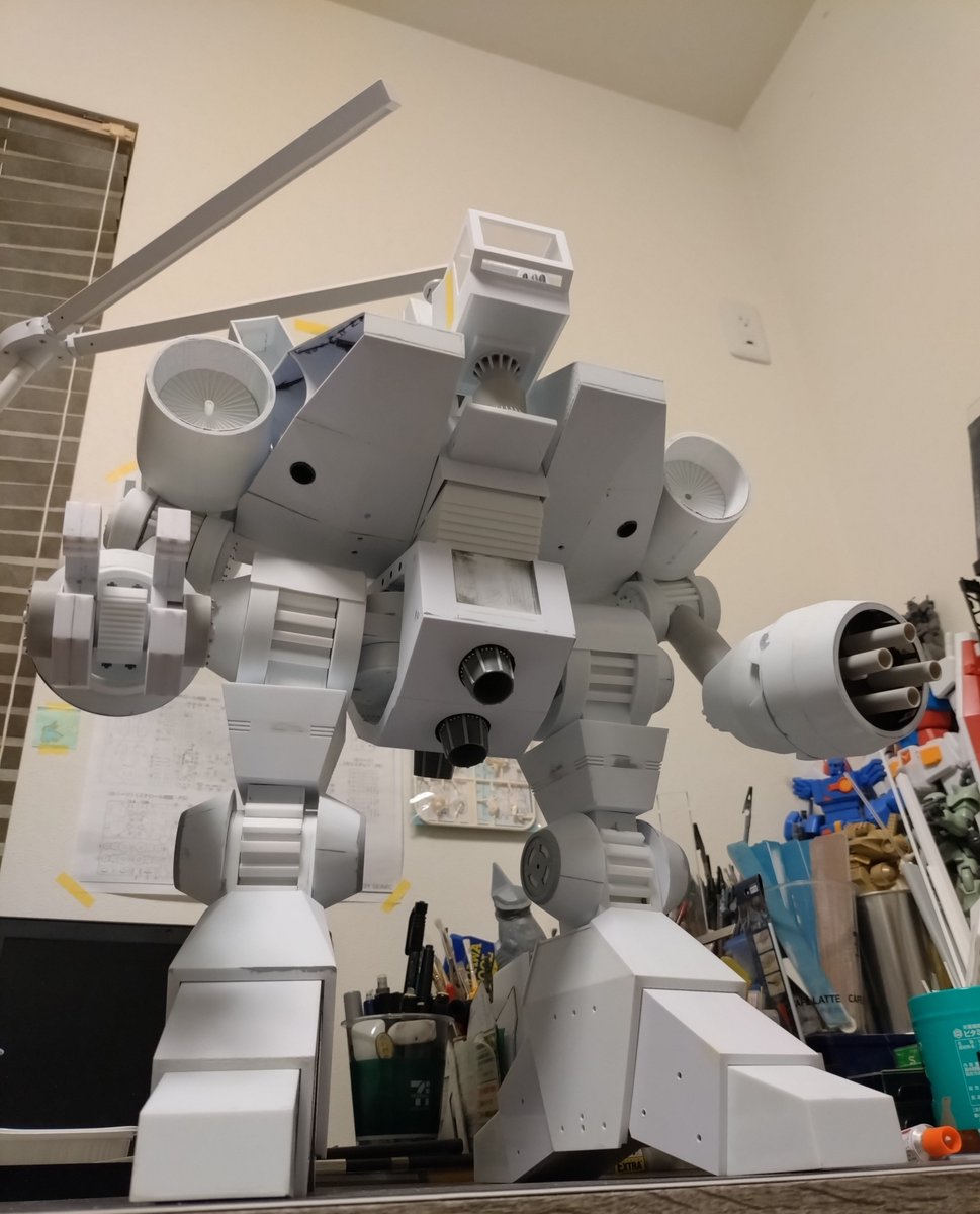 type205m's tweet photo. 大きいダッガータイプの続きです。脚先のプラ板工作をしていました。前面のプラ板工作は終わりつつあります。記念撮影もしてみました。下から撮ると、巨大感が出ますね。バザー編、またまた間に合いませんが、記念アップです。
＃ダッガータイプ
#ザブングル
#オラザブ7バザー編 https://t.co/TIophyjIB5