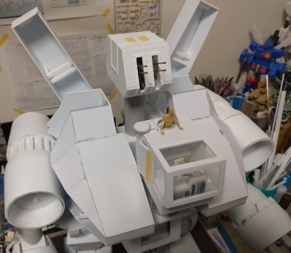 type205m's tweet photo. 大きいダッガータイプの続きです。脚先のプラ板工作をしていました。前面のプラ板工作は終わりつつあります。記念撮影もしてみました。下から撮ると、巨大感が出ますね。バザー編、またまた間に合いませんが、記念アップです。
＃ダッガータイプ
#ザブングル
#オラザブ7バザー編 https://t.co/TIophyjIB5
