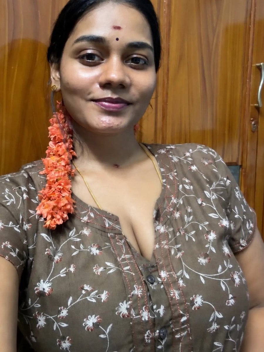 VijayRui16's tweet photo. Good evening darlings sunday epdi pochu😋😋 https://t.co/K3VM7RcgD5