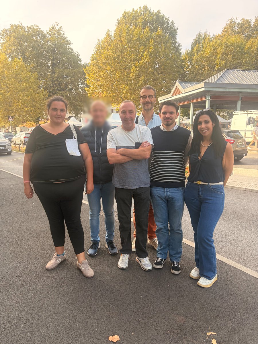 PalisPierre64's tweet photo. 🇫🇷 Cette semaine collages sur Urrugne et Hendaye, puis ce matin, collage à Bayonne avec @JarraudT , puis tractage au marché de Quintaou à Anglet avec Pascal, Jean-Jacques, @SandinAlistNina  et @MarineMayn40163 .

Merci à tous pour votre engagement !

#RN64 #RassemblementNational https://t.co/ZXeb2PfzM1