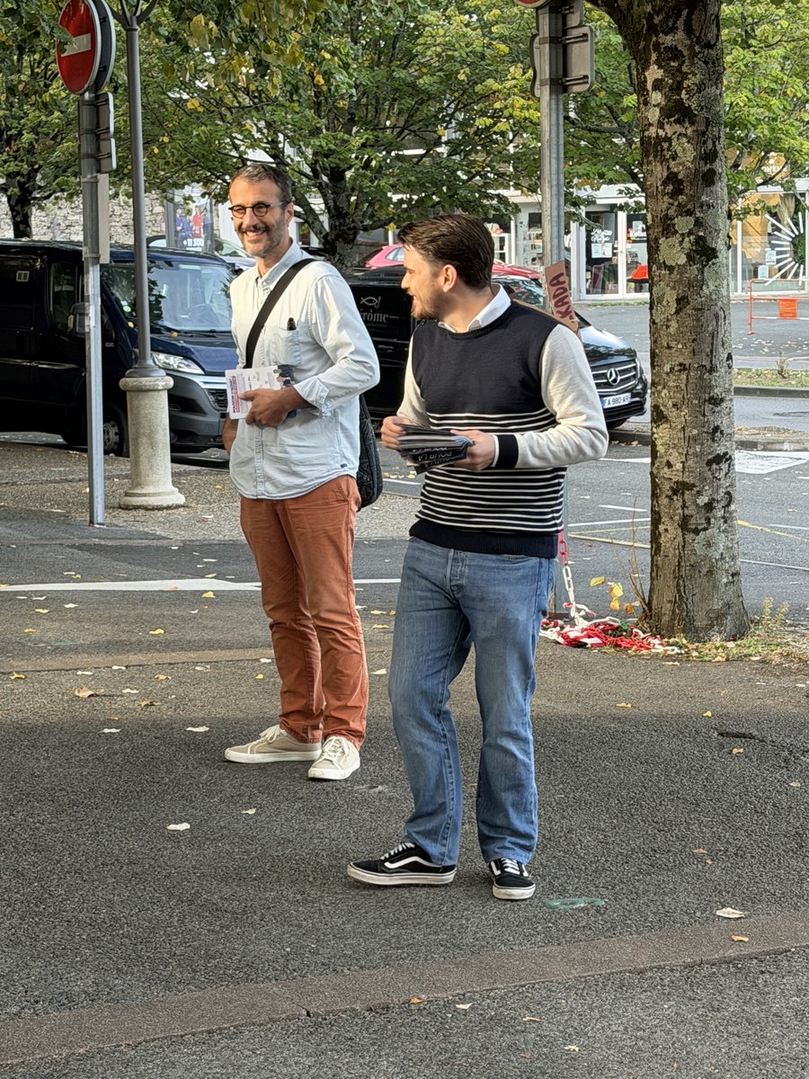 PalisPierre64's tweet photo. 🇫🇷 Cette semaine collages sur Urrugne et Hendaye, puis ce matin, collage à Bayonne avec @JarraudT , puis tractage au marché de Quintaou à Anglet avec Pascal, Jean-Jacques, @SandinAlistNina  et @MarineMayn40163 .

Merci à tous pour votre engagement !

#RN64 #RassemblementNational https://t.co/ZXeb2PfzM1