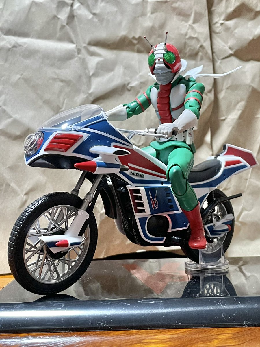 T666Buzz's tweet photo. 真骨彫のV3に続きハリケーンもリニューアル。造形が素晴らしい。ハリケーン！と叫びたくなります✌️

#仮面ライダーV3 
#ハリケーン https://t.co/zkDWWgo3K4