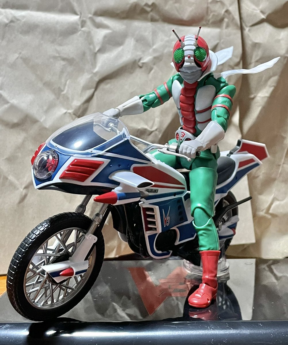 T666Buzz's tweet photo. 真骨彫のV3に続きハリケーンもリニューアル。造形が素晴らしい。ハリケーン！と叫びたくなります✌️

#仮面ライダーV3 
#ハリケーン https://t.co/zkDWWgo3K4