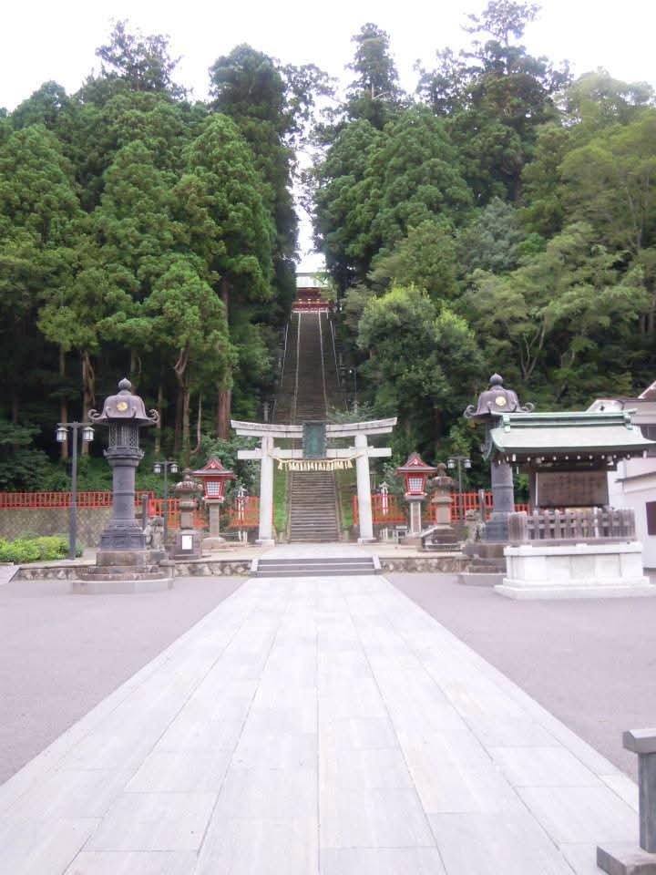mido_u13's tweet photo. 振り返りお出掛け記録
宮城県 塩竈

塩竈神社
塩竈での宿泊は神社の近くで(気付いたのはお宿にチェックインした後)、チェックアウトするまでの時間に参拝しようと珍しく朝早く起きて行ってみた
塩竈神社には参道が3つあるそうで
2枚目は東参道で3、4枚目が表参道
七曲坂はどこになるかはわからず https://t.co/W8T8DJqTXQ