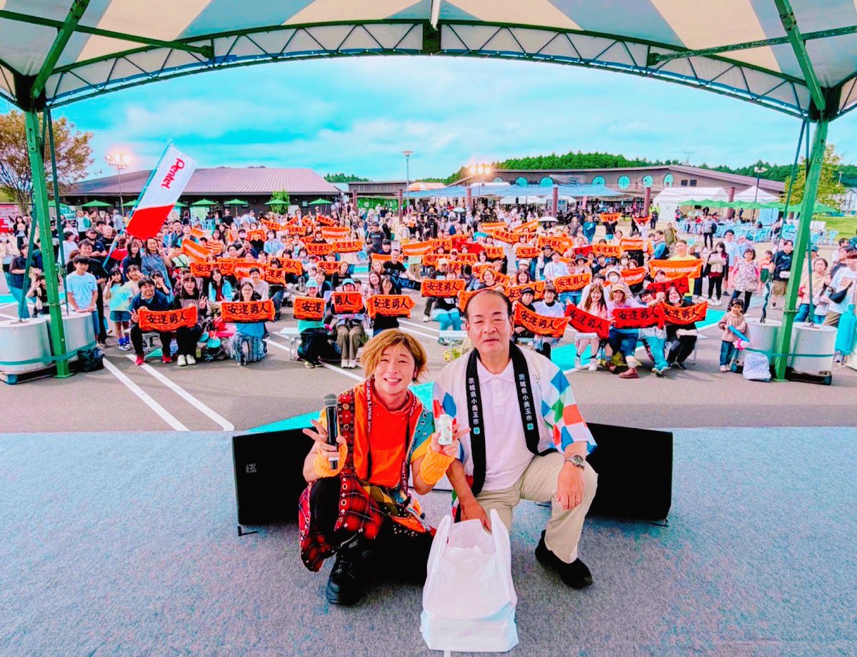 adachihouse's tweet photo. ＼おみたま大空マルシェ☁️🫧／

本日は朝から小美玉市の空の駅そ・ら・らにお邪魔して、おみたま大空マルシェに出演させていただきました🎤
初めての小美玉市でのLIVE☺️
実行委員の皆さんも、ご来場のお客様もみんな温かくて、チラシを片手にステージを見てくださり、一緒に踊ってくださいました！これも安達ファミリーのみんなが盛り上がってくださるおかげです☺️🙌
ありがとうございます！
念願のおみたまヨーグルトをいただき、濃厚な飲むヨーグルトを味わって、大満足😋🙏
小美玉市在住のファミリーさん達が、やっと小美玉に来てくれた✨と、とても喜んでくださいました😊