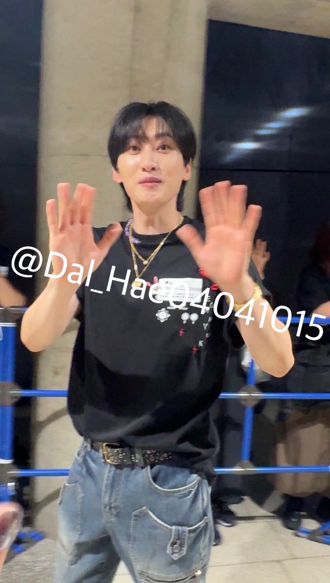 Dal_Hae04041015's tweet photo. @AllRiseSilver
me 「oppa〜」
hyuk「oppa〜?」
me「koi siteru」
hyuk「koishiteru 🫰🏻🫰🏻」
oppa,love you.
누구보다 사랑해♡
#superjuniordande
#eunhyuk #funparty #ArcaDE
#20260927お見送り会 https://t.co/QSMSiZ4WBM