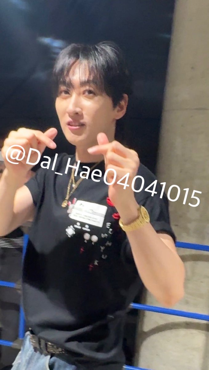 Dal_Hae04041015's tweet photo. @AllRiseSilver
me 「oppa〜」
hyuk「oppa〜?」
me「koi siteru」
hyuk「koishiteru 🫰🏻🫰🏻」
oppa,love you.
누구보다 사랑해♡
#superjuniordande
#eunhyuk #funparty #ArcaDE
#20260927お見送り会 https://t.co/QSMSiZ4WBM