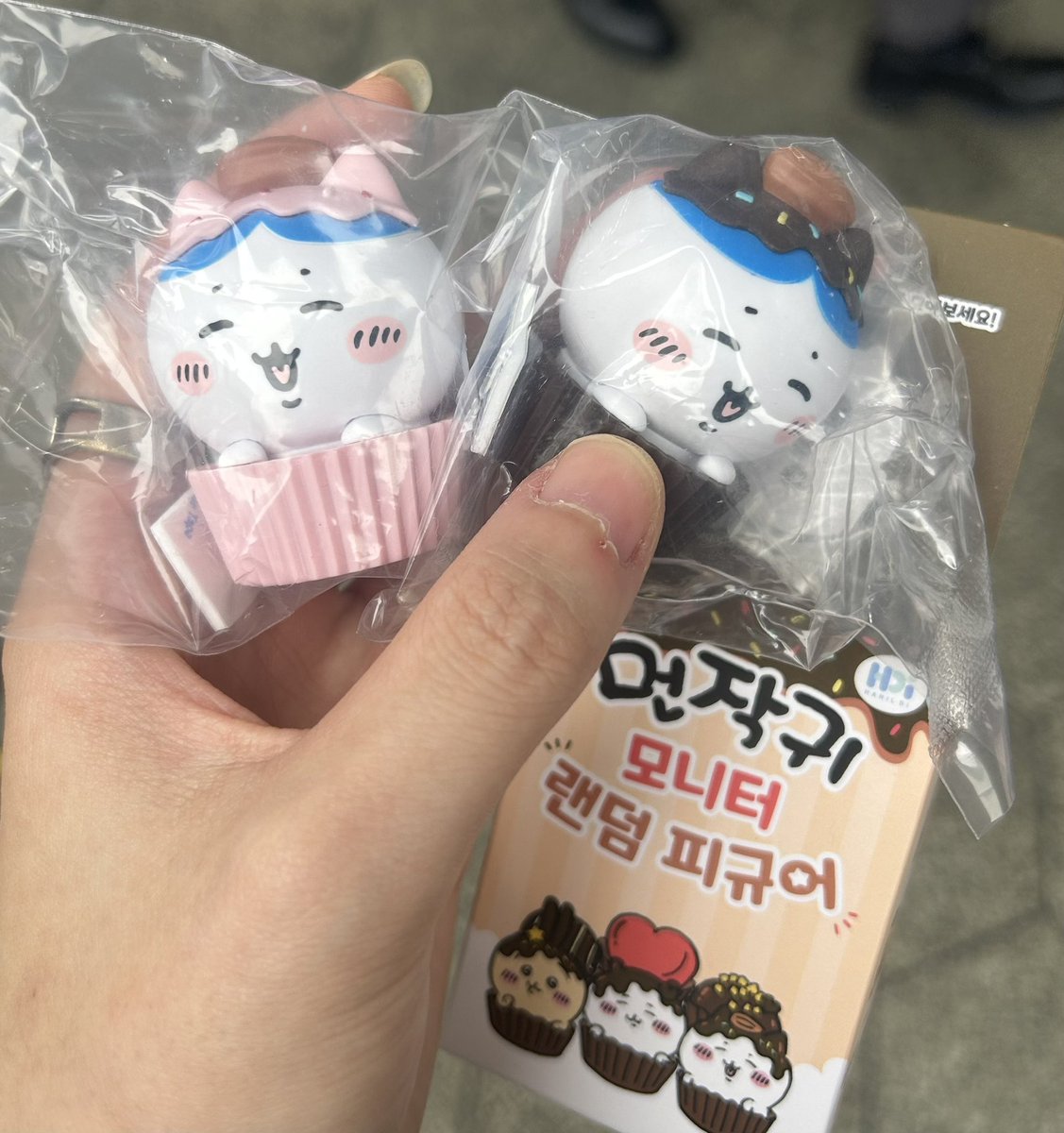 nonoxhachi's tweet photo. 鶴橋で出会って、4回引いたらまさかのチョコもいちごも引けたーーー！！！
可愛すぎる、、🧁 https://t.co/P0ige5Lrk3