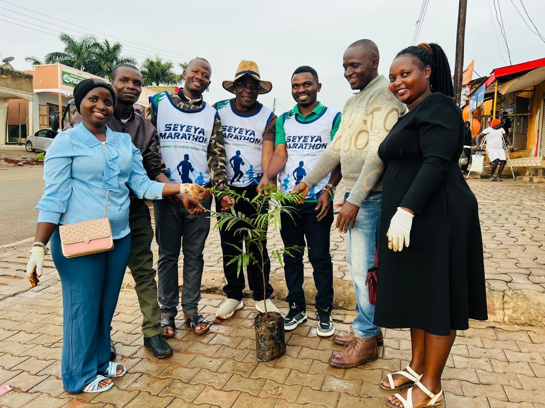 SeyeyaMarathon's tweet photo. The Youth Chairperson of Kagadi district Mr Collins with the Executive committee donated trees and participated in the planting.
He encouraged the youth to always be part in environmental conservation activities #SmartGreenTown https://t.co/XsprRjEMwN