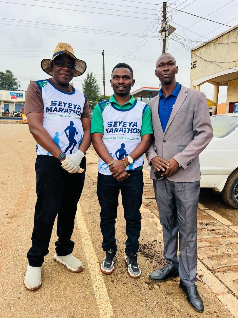 SeyeyaMarathon's tweet photo. The Youth Chairperson of Kagadi district Mr Collins with the Executive committee donated trees and participated in the planting.
He encouraged the youth to always be part in environmental conservation activities #SmartGreenTown https://t.co/XsprRjEMwN