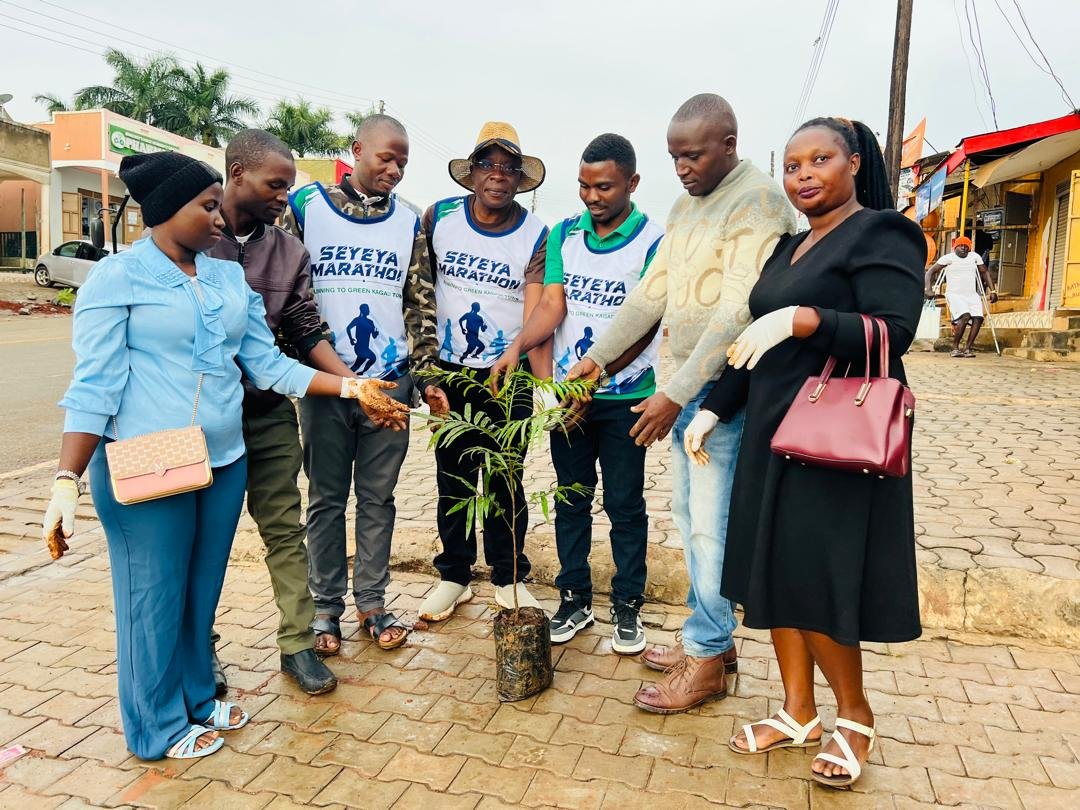 SeyeyaMarathon's tweet photo. The Youth Chairperson of Kagadi district Mr Collins with the Executive committee donated trees and participated in the planting.
He encouraged the youth to always be part in environmental conservation activities #SmartGreenTown https://t.co/XsprRjEMwN