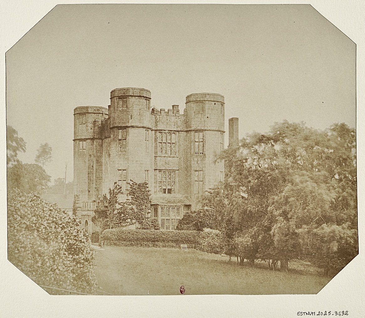 PhotoVoyages's tweet photo. Kenilworth, England — 1850. 🇬🇧

Victor Stribeck captured the castle’s gatekeeper’s house nearly two centuries ago.

A quiet corner of historic Kenilworth, frozen in time.

#Kenilworth #OldEngland #EnglishHistory #HistoricalPhotography #PhotographieAncienne https://t.co/3u8v5RTpVw
