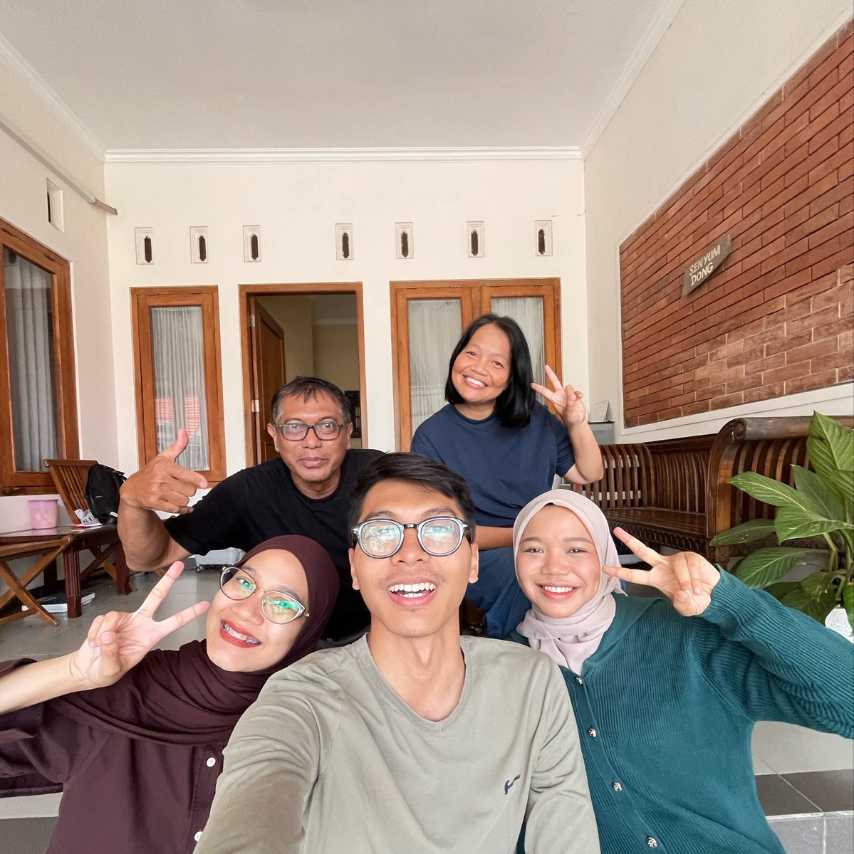 gladifous's tweet photo. Mau review homestay di Jogja yang masih satu area sama keraton. Deket banget ke pasar ngasem, keraton, tamansari atau destinasi viral sekitar titik nol. Bapak ibunya take hospitality skills to another level soalnya aku jadi gak pengen book hotel mahal kalau ke Jogja 😭 https://t.co/mkQ8pmoRJg