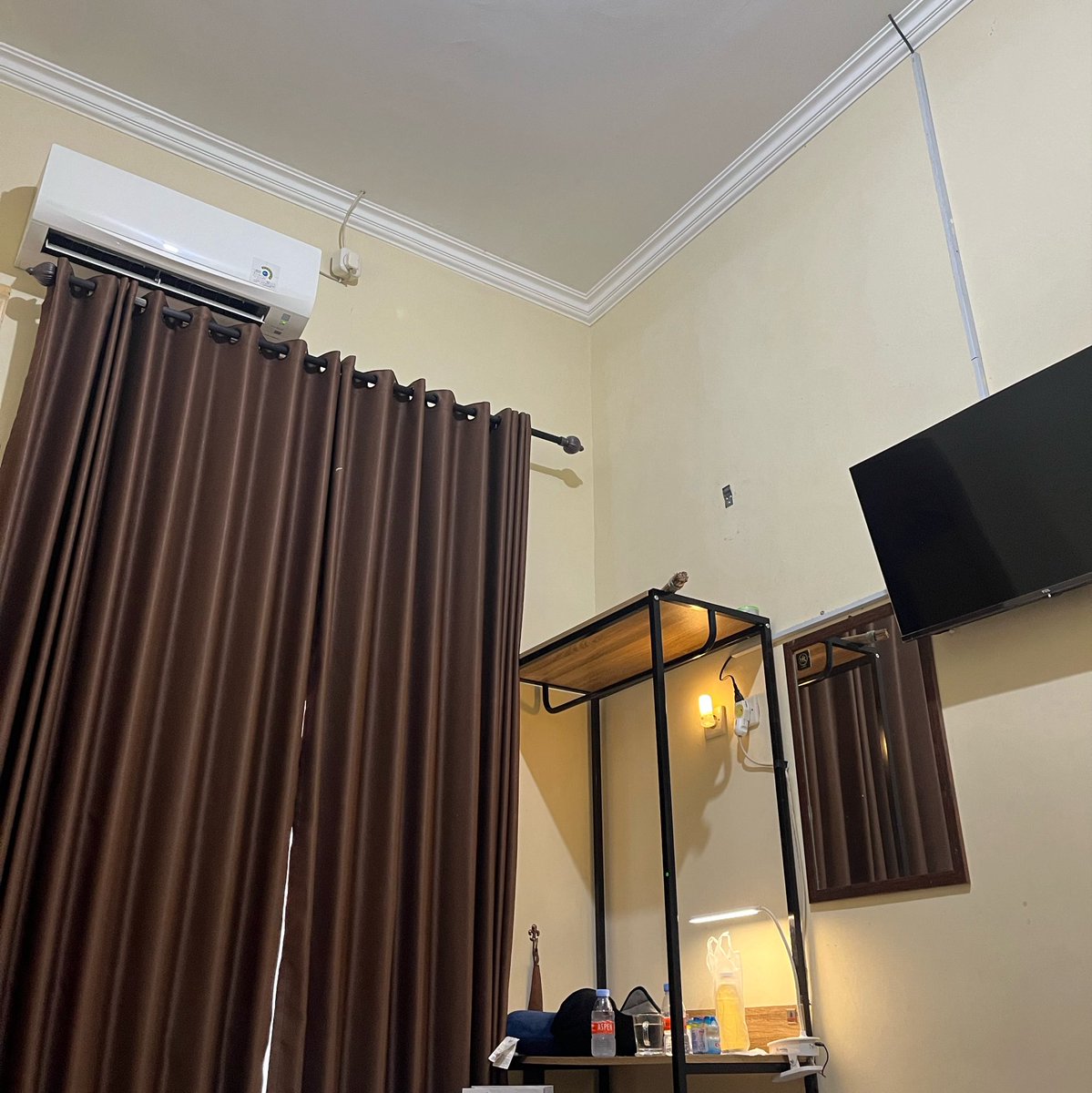 gladifous's tweet photo. Mau review homestay di Jogja yang masih satu area sama keraton. Deket banget ke pasar ngasem, keraton, tamansari atau destinasi viral sekitar titik nol. Bapak ibunya take hospitality skills to another level soalnya aku jadi gak pengen book hotel mahal kalau ke Jogja 😭 https://t.co/mkQ8pmoRJg