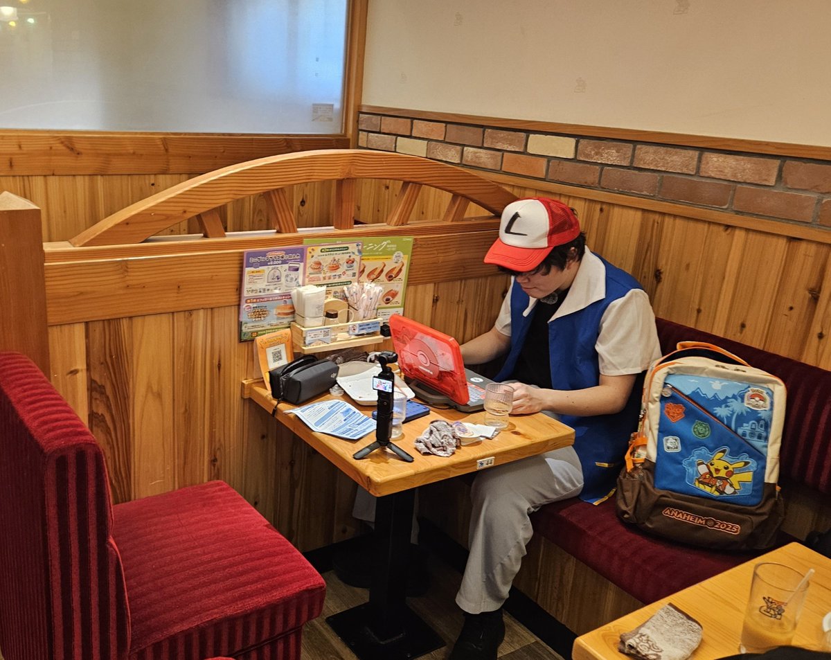 CYBER_HAKABA's tweet photo. コメダ行ったら隣でサトシが仕事してた https://t.co/FtsX8pty0c
