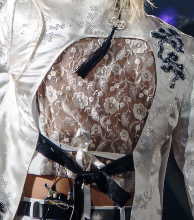 915bbok's tweet photo. this outfit is so pretty https://t.co/qIaQ2QvE75