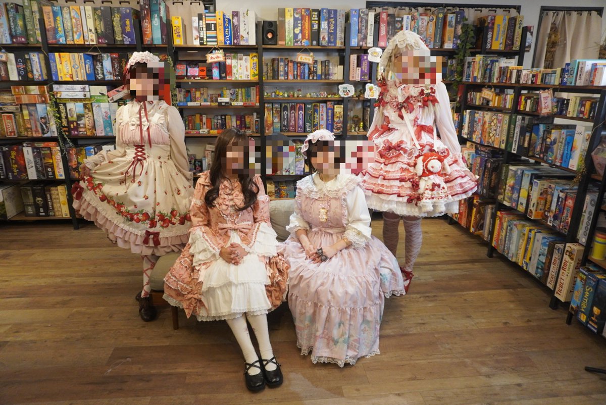 pinyo1206's tweet photo. #ロリィタボドゲ会

今日も���ちゃくちゃたのしかったー

ナッツアゴーゴー
映画のやつ
ムジーナ
フィッシュのやつ
ヒクトルーン
やった。
ムジーナ、私一番下手だったけど一番楽しかったな。

服はBABYの一番お気に入りのやつ。 https://t.co/34fnOnyQvW