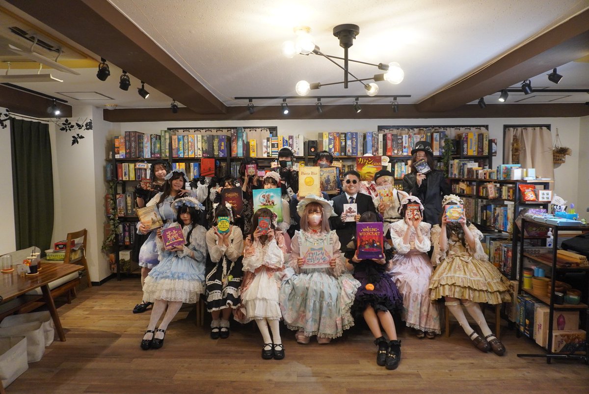 pinyo1206's tweet photo. #ロリィタボドゲ会

今日も���ちゃくちゃたのしかったー

ナッツアゴーゴー
映画のやつ
ムジーナ
フィッシュのやつ
ヒクトルーン
やった。
ムジーナ、私一番下手だったけど一番楽しかったな。

服はBABYの一番お気に入りのやつ。 https://t.co/34fnOnyQvW
