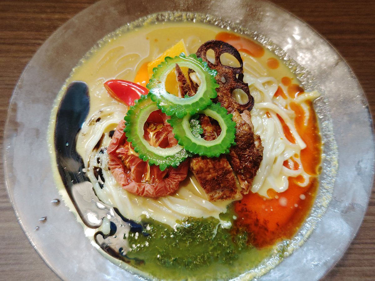 t2104tk's tweet photo. 麦づら@都賀

限定 冷やしカレーそば、キーマ飯

昨日のTVもあって、開店前から何人も行列が。
黄色いカレースープに、三色のオイル。初めは食べる場所で味わいが違い、次第に混じり合って味が変化。
丁寧に仕込まれたトッピングも、其々凄く美味。
キーマ飯に残りスープをかけて、今回も大満足😊
続く https://t.co/NnuKVtvxld