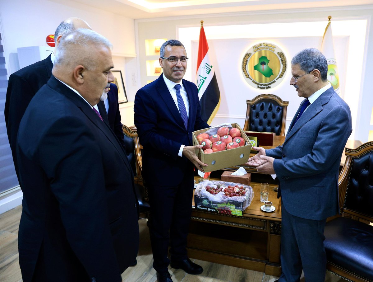 Nizar_Hani's tweet photo. لقاء مثمر مع معالي وزير الزراعة العراقي الأستاذ عبد الرحيم جاسم الشمري، بحثنا خلاله زيادة الصادرات الزراعية اللبنانية إلى العراق، ولا سيما التفاح، وتعزيز استيراد لبنان للتمور والأعلاف والقمح العراقي.

كما بحثنا التحضير لعقد اللجنة الزراعية اللبنانية–العراقية المشتركة، وإحياء الاتفاقية الزراعية الرباعية بين لبنان والعراق والأردن وسوريا، ووجّهنا الدعوة لمعاليه للمشاركة في Agri Lebanon نهاية تشرين الثاني.