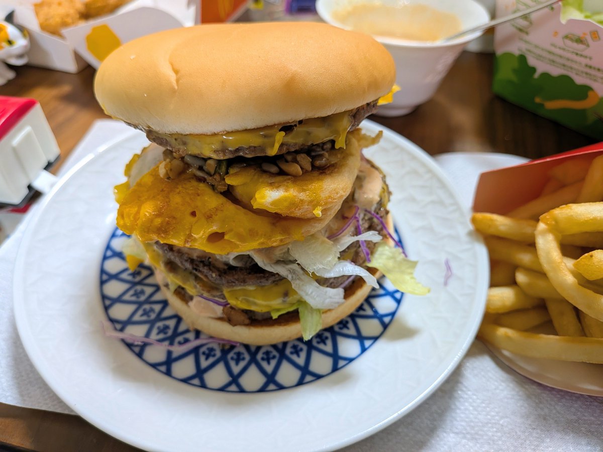 dmnao's tweet photo. マクドのダブルチーズバーガーを倍マックにして、そこにサイドメニューのサラダを挟み、目玉焼きを追加して、更にソースとしてマヨネーズ＋トマトソース＋レリッシュ＋ナッツソース＋味の素を混ぜたソースをたっぷり挟んだ『倍カロリーバーガー』で、お腹いっぱいおっぱい♪ https://t.co/SftDwwDcnl