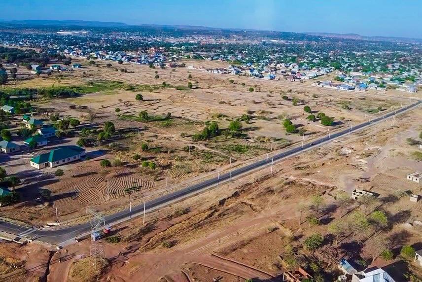 nasra_uchebe's tweet photo. 📍 Tabora

Barabara ya Maili Tano yenye urefu wa km 2.35 imekamilika kwa asilimia 100, ikiwa sehemu ya km 10.7 ya barabara za lami zinazojengwa kupitia Mradi wa TACTIC.

Mradi huu ni kichecheo muhimu cha uchumi, biashara na maendeleo. https://t.co/hshQQwo4E1