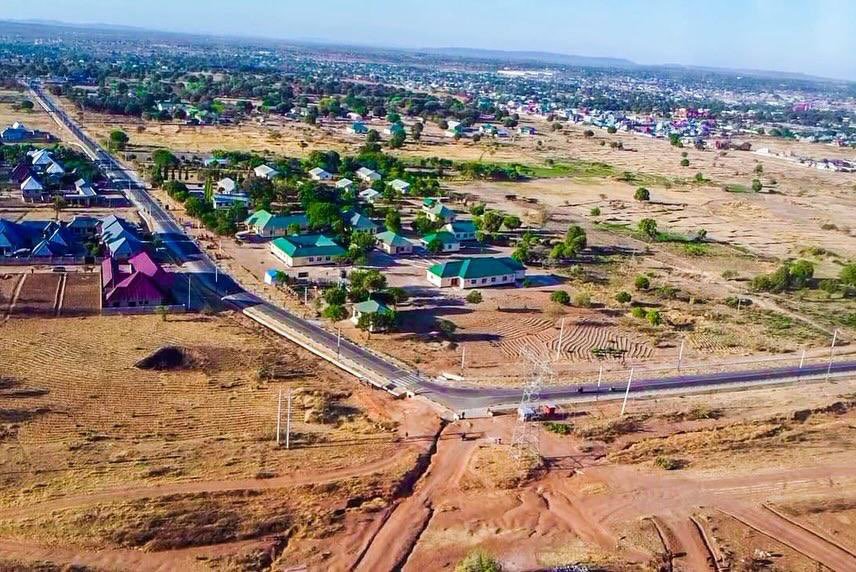 nasra_uchebe's tweet photo. 📍 Tabora

Barabara ya Maili Tano yenye urefu wa km 2.35 imekamilika kwa asilimia 100, ikiwa sehemu ya km 10.7 ya barabara za lami zinazojengwa kupitia Mradi wa TACTIC.

Mradi huu ni kichecheo muhimu cha uchumi, biashara na maendeleo. https://t.co/hshQQwo4E1