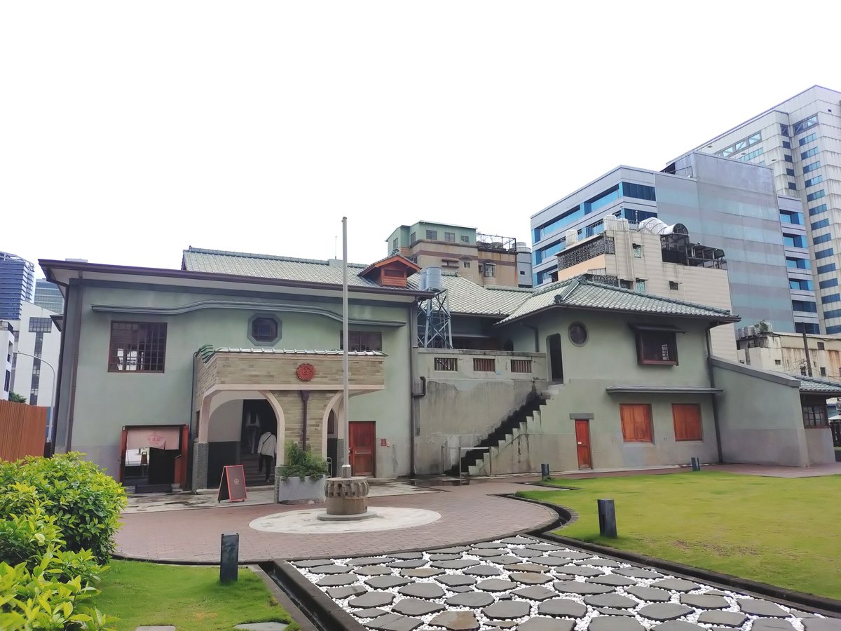 riko_ynz's tweet photo. 2026年夏の台湾のきろく23
この日は高雄市内を散策。1940年に浄土真宗西本願寺派宗主の大谷光瑞の別邸として建設された #逍遥園 。取り壊しの危機を乗り越え、当時の状態に修復されて公開されている。その頃の流行でもあったという緑色の外壁が素敵。 #高雄旅行 #歴史建築 https://t.co/Sw6aSTxSmt