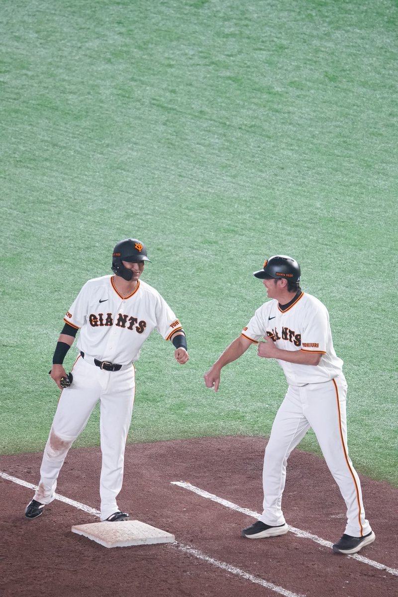 tmrn2nd's tweet photo. 2026.9.27
東京ドーム

亀さんとのグータッチ待ちしてた🦊🤜🏻🤛🏻

#吉川尚輝 #亀井善行 https://t.co/rSgNx730q4