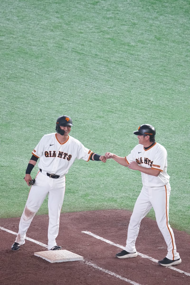 tmrn2nd's tweet photo. 2026.9.27
東京ドーム

亀さんとのグータッチ待ちしてた🦊🤜🏻🤛🏻

#吉川尚輝 #亀井善行 https://t.co/rSgNx730q4