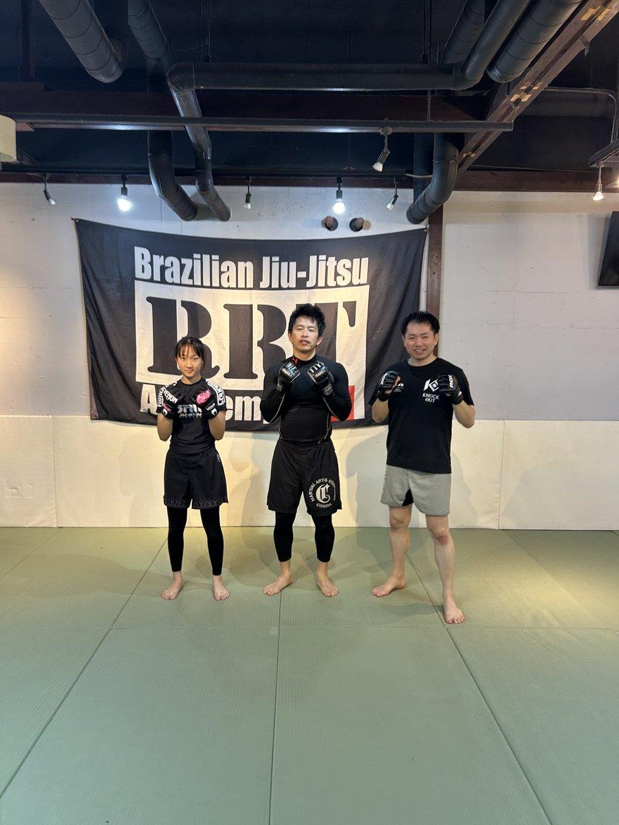 t2ysano's tweet photo. RRT日曜MMAクラス
打撃はシャドー、ミット打ち、フェイントを交えたコンビネーションなど
組み技は両足タックルの攻防
寝技はクローズドガードの攻防
割り方や下からのオモプラータや腕十字、腕十字のディフェンスなど
#RRT
#MMA
#富士市 https://t.co/70OU82KdBD