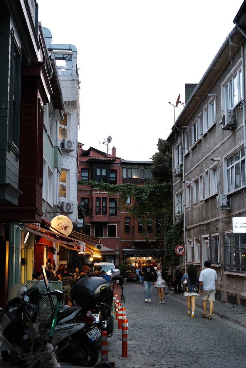 nihatjpg's tweet photo. Kuzguncuk mevsimi gelmiş 🍃🍃 https://t.co/sEG27oZNH4
