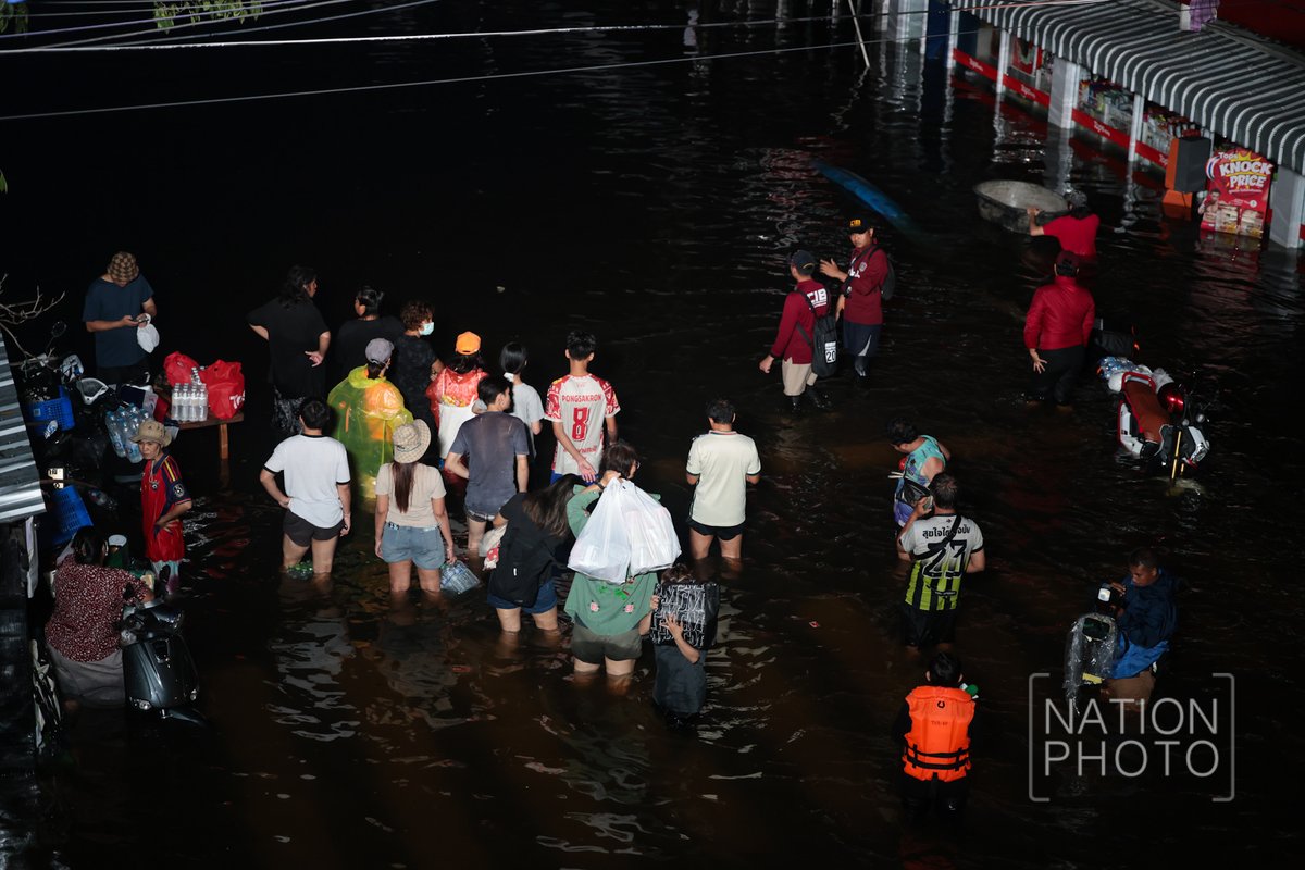 ktnewsonline's tweet photo. ชาวแฟลตคลองจั่นเดือด ถูกตัดไฟ ตะโกนโห่ลั่น หลังเข้าใจผิดคิดว่า ผู้ที่เข้ามาบริจาคสิ่งของเป็นคณะของ นายกฯ อนุทิน

วันที่ 27 ก.ย. 2569 เวลา 18.55 น. ชาวแฟลตคลองจั่นต้องใช้ชีวิตอยู่ท่ามกลางความมืด หลังถูกตัดกระแสไฟฟ้าจากสถานการณ์น้ำท่วมขังเข้าสู่วันที่ 2 ซึ่งมีระดับน้ำสูงถึงระดับคอ

ท่ามกลางสถานการณ์ดังกล่าว ชาวบ้านจำนวนหนึ่งเกิดความไม่พอใจและพากันตะโกนต่อว่านายอนุทิน ชาญวีรกูล นายกรัฐมนตรี ที่เคยบอกว่า “เอาอยู่” และแก้ปัญหาล่าช้า เนื่องจากเข้าใจผิดคิดว่าผู้ที่เข้ามาบริจาคสิ่งของเป็นคณะของนายกรัฐมนตรี

อย่างไรก็ตาม มีรายงานว่านายกรัฐมนตรีพร้อมคณะ มีกำหนดลงพื้นที่บริเวณดังกล่าวแต่เดินทางเข้าพื้นที่อีกด้านหนึ่งแทน

ภาพ โสภน สุเสนา (Sopon Susena)

----------
มูลนิธิเนชั่น เปิดรับบริจาค/สมทบทุน เพื่อช่วยเหลือผู้ประสบภัย

สำหรับท่านที่ต้องการช่วยเหลือพี่น้องประชาชนที่ได้รับความเดือดร้อน และผลกระทบจากอุทกภัย สามารถร่วมสมทบทุนเพื่อช่วยเหลือ ผ่านทางบัญชี 

มูลนิธิเนชั่น 
ธ.กรุงศรีอยุธยา เลขที่บัญชี 333-0-01399-6 หรือ 
ธ.กสิกรไทย เลขที่บัญชี 192-3-59782-0

"เราจะผ่านวิกฤตินี้ไปด้วยกัน"

#NationPhoto #แฟลตคลองจั่น #น้ำท่วมบางกะปิ #บางกะปิ #น้ำท่วมกรุงเทพ #กรุงเทพธุรกิจ #InsightforOpportunities