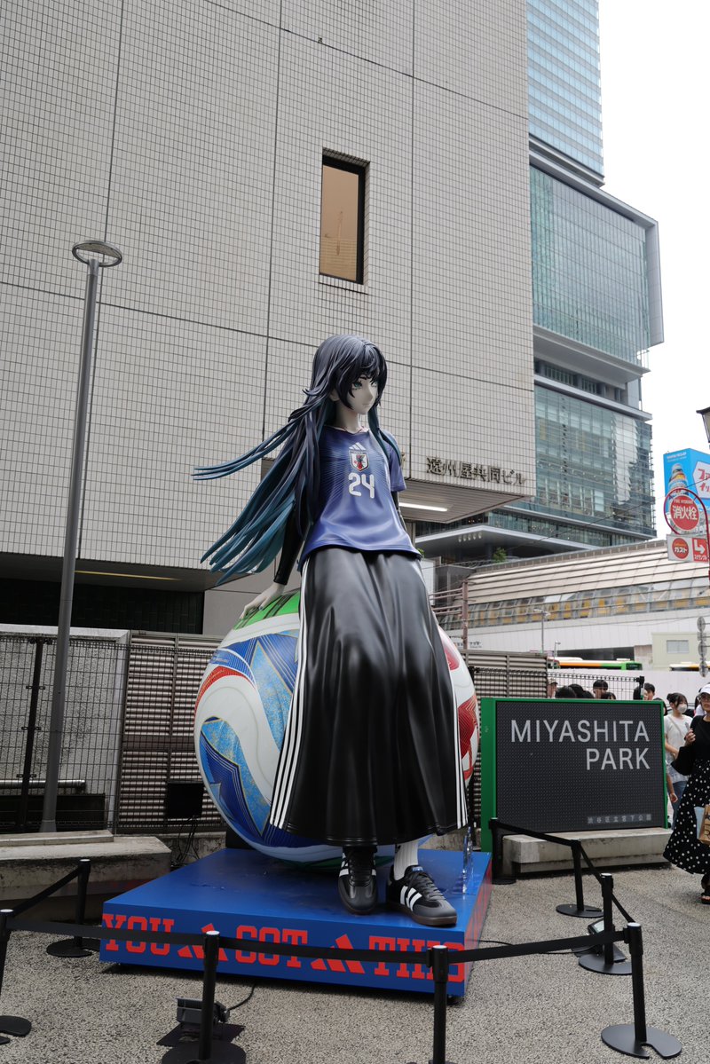Tadac19's tweet photo. #Ado
7月5日に入場開始前の日産スタジアムを後にして羽田に行く前に寄って撮った宮下パークにあったAdoさん像です。Ao配信記念？ということで今更ですがアップします https://t.co/Ye4rgSDo7u