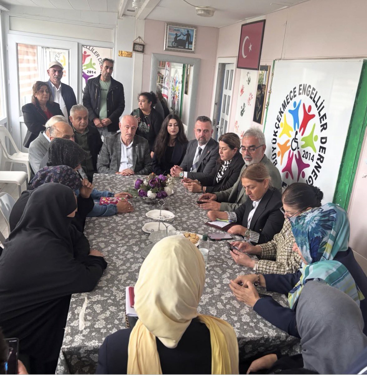 akgncbcekmece's tweet photo. Türkiye Yüzyılı Buluşmaları İstanbul kapsamında, Erzurum Milletvekilimiz Sayın Fatma Öncü ile birlikte Büyükçekmece Engelliler Derneğimizi ziyaret ettik.

Talep ve beklentileri dinleyerek gönülden sohbet ettik. Her zaman yan yana olmaya devam edeceğiz. https://t.co/LHwCwhYrni