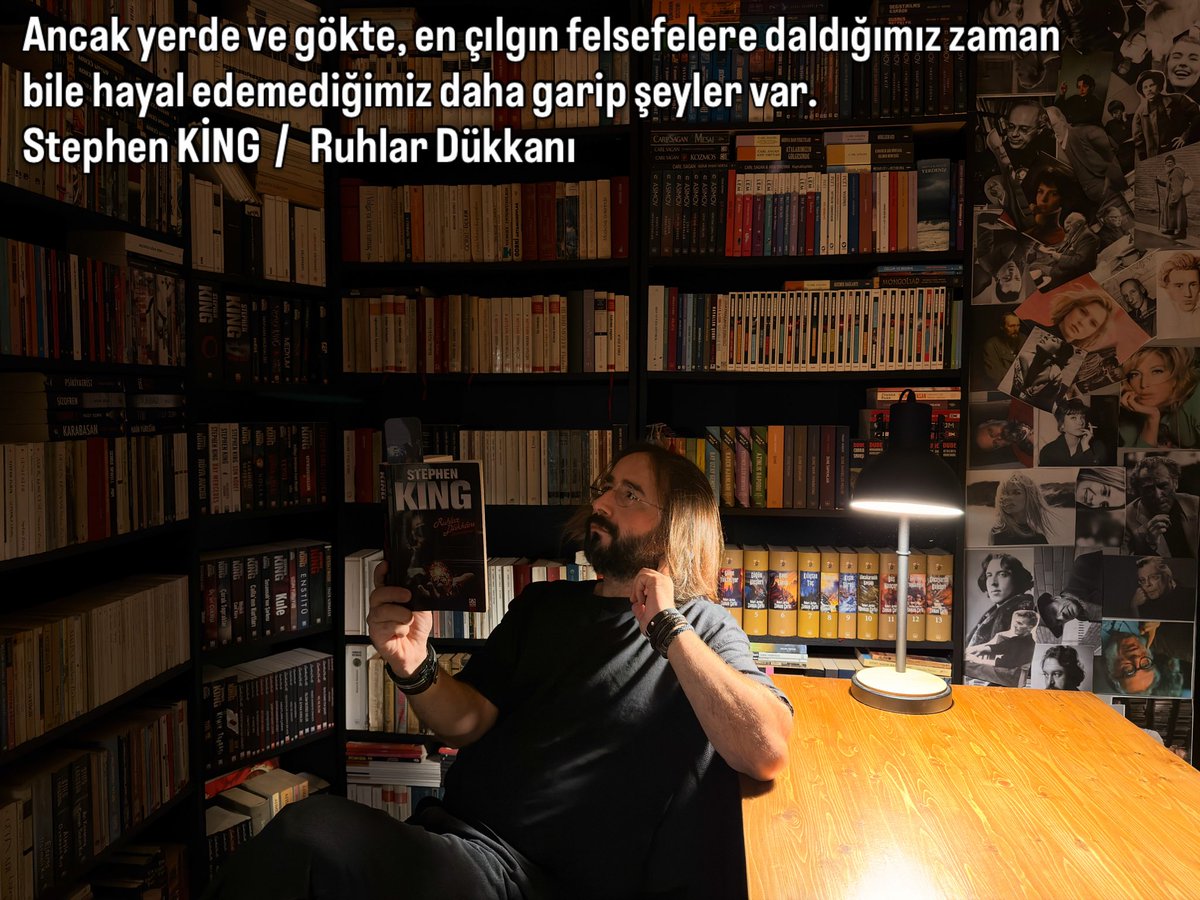 serdarzaman's tweet photo. Hugh’ ın ilk kurşunu barın gerisinde, raftaki bir viski şişesini kırdı. İkinci Henry’ nin başının hemen yukarısında asılı olan çerçeveli belgeyi deldi. Üçüncüsü ise barmenin sağ yanağını uçurdu. Ortalığı pembe kan damlaları ve et parçacıkları saçıldı.
    Henry bir çığlık attıktan sonra çiftenin durduğu kutuyu kaparak barın arkasına sindi. Hugh’ ın kendisini vurduğunu biliyordu ancak yarasının ağır olup olmadığının farkında değildi. Yalnızca yüzünün sağ tarafının birdenbire bir fırın kadar ısındığının ve boynunun yanından kanların aktığının farkındaydı.
    Barmen Hugh aynı anda ateş ettiler. Otomatik tabancanın tıkırtısı, çiftenin ilkel gürültüsü arasında kayboldu. Hugh’ın ayakları yerden kesilip odada sanki geriye doğru uçtu. Parçalanmış göğsü kırmızı bir bataklık çamuruna benziyordu.
    Henry, Hugh’ ın kurşunu sağ akciğerini delerken geri geri giderek rafa çarptı. Şişeler yere yuvarlanarak kırılmıştı. Adamın göğsü uyuştu sanki. Henry çifteyi attı ve sendeleyerek telefona gitti. İçerisi alkol ve yanık tilki tüyü kokuyordu şimdi. Henry soluk almaya çalıştı. Göğsü şişti ve sanki hava içine girmedi. O sırada tiz bir ses duyuldu.

Stephen KİNG
Ruhlar Dükkanı
Altın Kitaplar Yayınevi
S: 409