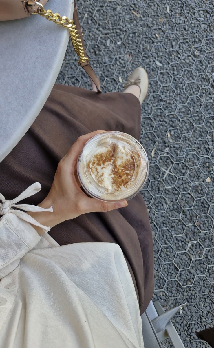 ElenaRusumv's tweet photo. 🌸 O zi liniștită începe cu lucruri simple: cafea, aer curat și puțin timp pentru tine. ☕
#Lifestyle #Coffee #Weekend https://t.co/Gtwbt99MW0