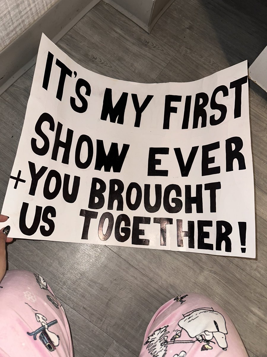 tattoosrry's tweet photo. harry saw my sign and liked it, i got the setlist. i’m never shutting up about this 😭 https://t.co/7G0MT49wxi