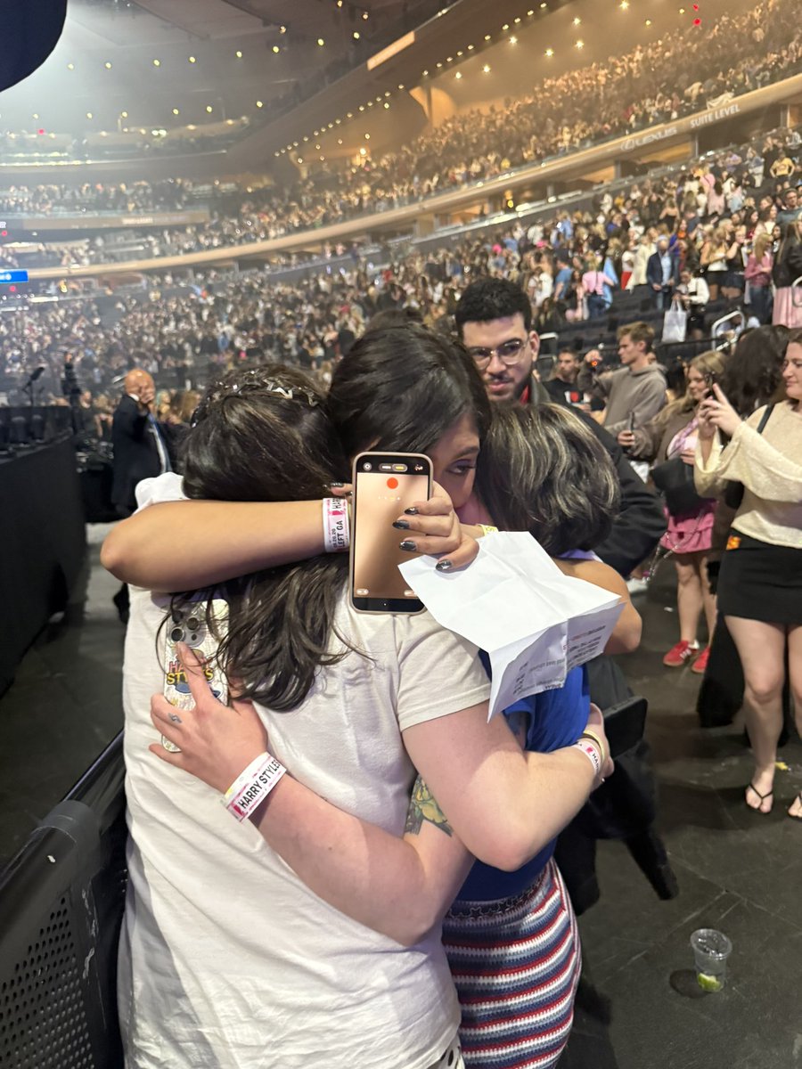 tattoosrry's tweet photo. harry saw my sign and liked it, i got the setlist. i’m never shutting up about this 😭 https://t.co/7G0MT49wxi