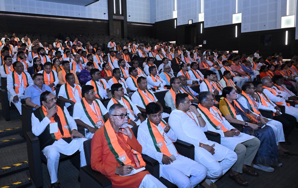 BJP4India's tweet photo. भाजपा राष्ट्रीय अध्यक्ष श्री @NitinNabin ने बिस्वा बांग्ला कन्वेंशन सेंटर, न्यूटाउन, कोलकाता में प्रदेश के सांसदों और विधायकों की महत्वपूर्ण बैठक को संबोधित किया। https://t.co/VzNfrFjZu3
