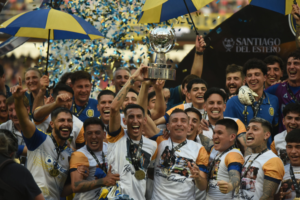 ElChacoDelTW's tweet photo. Pusieron el partido en medio de la fecha FIFA y nos sacaron dos titulares para jugar una final.

Nadie dijo ni mu, fuimos con los pibes del club y nos volvimos con la copa.

El fútbol es para guapos, no para llorones. https://t.co/fH7KxoIBKE