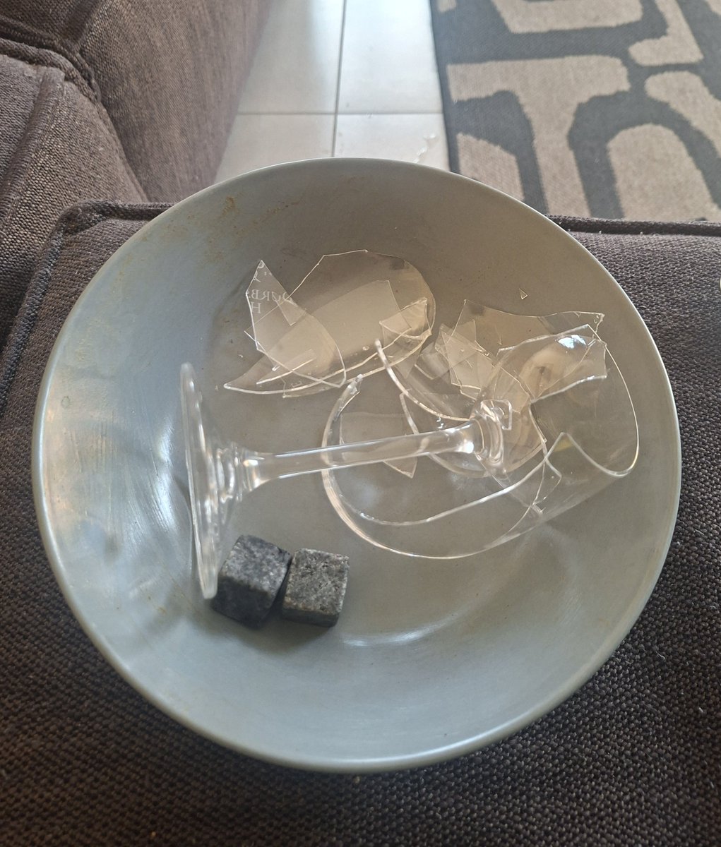 OSStheeBOSS's tweet photo. @Springboks have me glass broken today with that performs #downunder in #Perthoria today. Fire 🔥 was on the braai going and then #Eish met eish ja 💔 😢 😪 
#AUSvsRSA #GoBokke #ssrugby 

@dhillswine my fav wine glass 
😭😢😖 https://t.co/SF7hE3ogeZ
