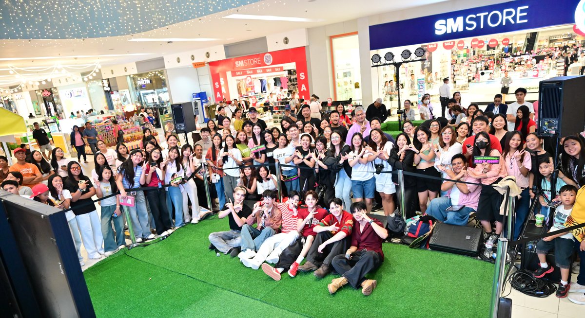 DAYONEOfficial_'s tweet photo. POV: Say cheese daw... from the escalator! 

Balbaleg ya salamat, SM City Rosales! Thank you for spending your Sunday with us 💙

We're reaching our final stops, @/namelessfandom! Be sure to catch us on our next busking! 

DAYONE SM ROSALES STORIES

#DAYONEOfficial #DAYONEFindTheirStories