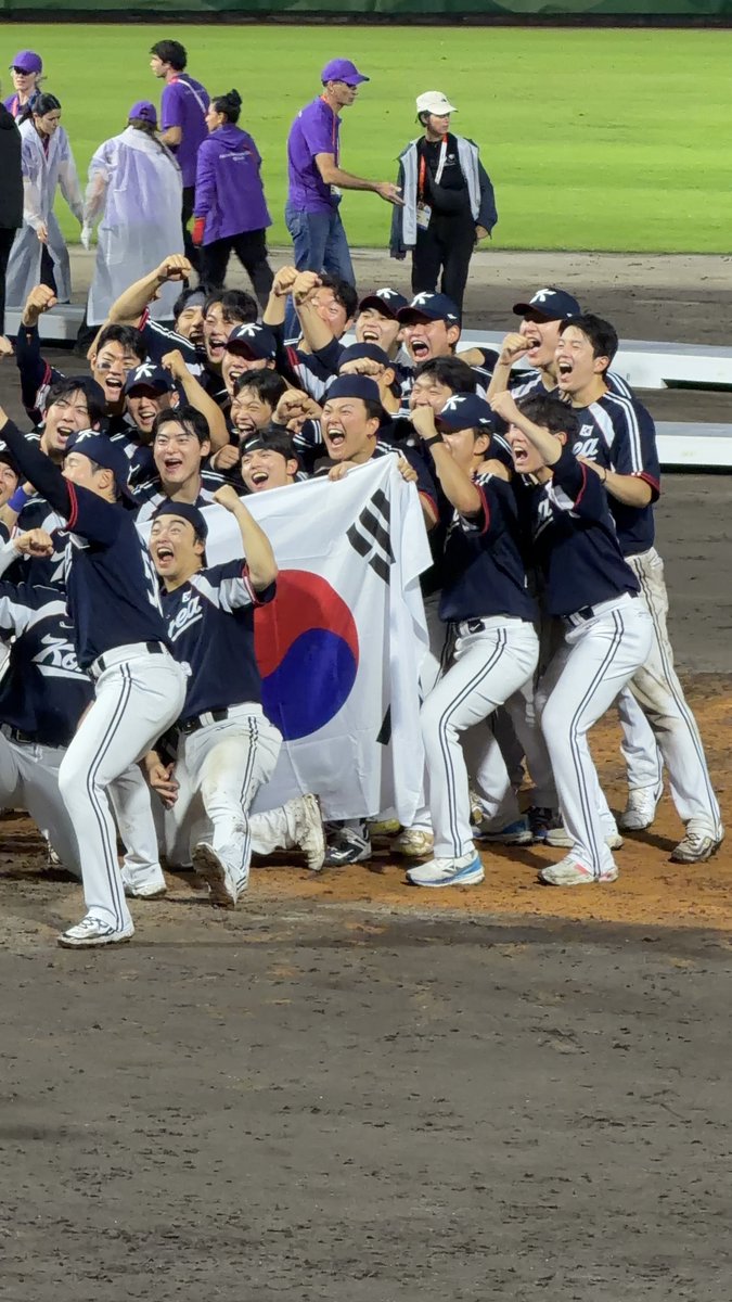 only1overs1eft's tweet photo. 문현빈군면제축하해 … 🫶🦅🧡🪨 https://t.co/bW1LVeQ5vU