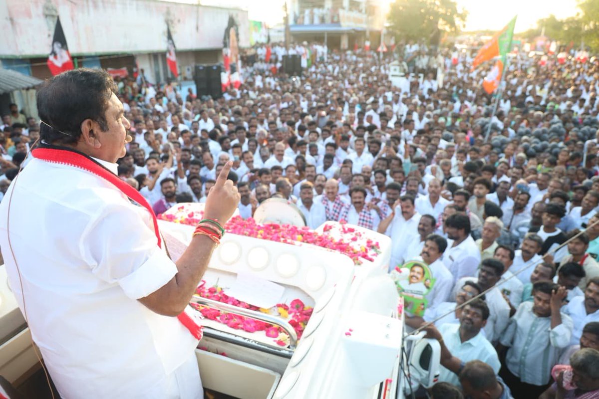 AIADMKOfficial's tweet photo. மாண்புமிகு கழகப் பொதுச் செயலாளர் புரட்சித் தமிழர் திரு. @EPSTamilNadu அவர்கள்,

தாராபுரம் சட்டமன்ற தொகுதி, கன்னிவாடி பகுதியில் கழக வெற்றி வேட்பாளர் திருமதி. K. பானுமதி அவர்களுக்கு “இரட்டை இலை” சின்னத்தில் வாக்கு சேகரித்தார்கள்.

#வெல்லட்டும்_இரட்டைஇலை 🌱
#AIADMK #Dharapuram #ByeElections